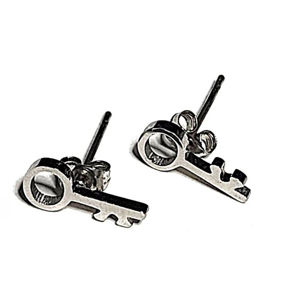 Skeleton key necklace & earring set - Picture 3 of 8